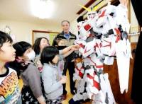 日本阿公製做的2公尺高鋼彈紙模型展出，並提供相關的團體免費租借