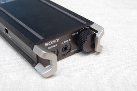Sony 首款整合 iOS 數位類比轉換的一體隨身耳擴 PHA-1 動手玩