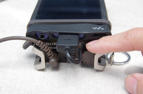 Sony 首款整合 iOS 數位類比轉換的一體隨身耳擴 PHA-1 動手玩