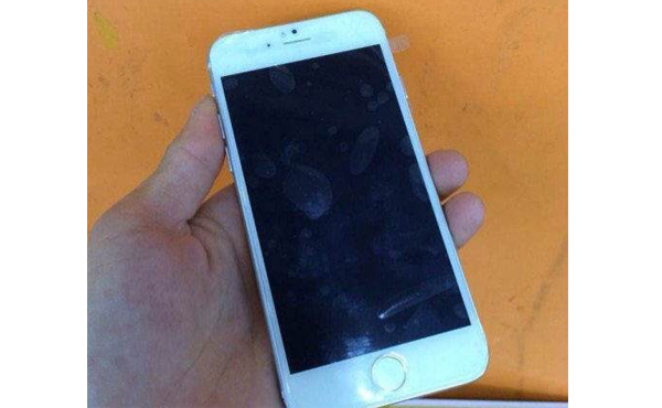 iPhone 6 流出又來了: 這次是銀色版 [圖庫]