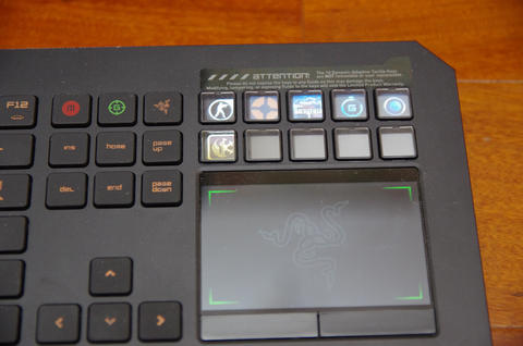 體驗 Switchblade UI 的獨特魅力， Razer DeathStalker Ultimate 鍵盤動手玩