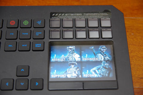 體驗 Switchblade UI 的獨特魅力， Razer DeathStalker Ultimate 鍵盤動手玩