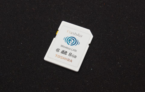 一張小卡讓手機、平板可快速檢視與下載相機的照片，東芝 FlashAir 8GB 無線記憶卡動手玩