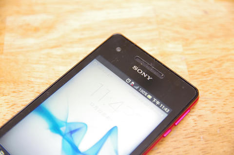 更美、更薄的出水芙蓉， Sony 二代防水手機 Xperia V 動手玩