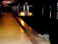 光攝影不救人，拍下男子被列車撞前一刻，紐約郵報引爭議