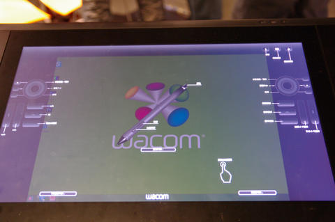Wacom Cintiq 24HD touch 繪圖螢幕導入多點觸控，透過觸控與手勢減少繪圖者仰賴鍵盤快捷