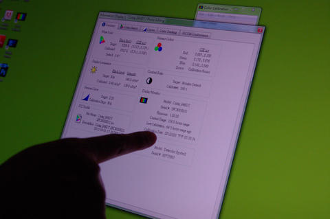 Wacom Cintiq 24HD touch 繪圖螢幕導入多點觸控，透過觸控與手勢減少繪圖者仰賴鍵盤快捷