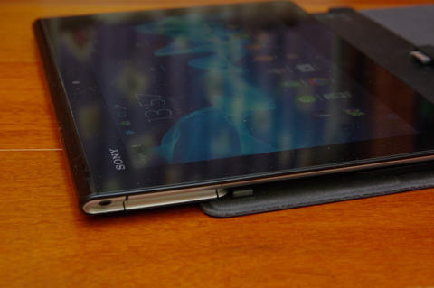 延續獨特舒捲設計，搭配多樣獨特配件的 Sony Xperia Tablet S 動手玩