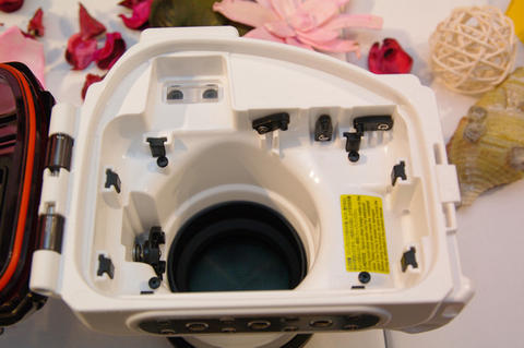 讓 Nikon 1 J1 / J2 可以拍攝水下美景的專用潛水盒登場了！