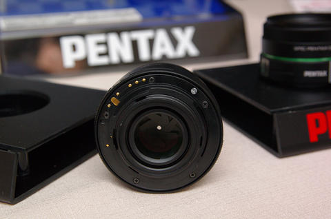 Pentax 在 K30 發表會場展出 DA50mm F1.8 工程樣品