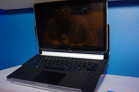Computex 2012 ： Foxconn 的 Windows 8 筆電參考設計轉軸有些...可怕