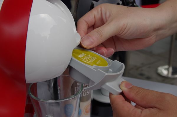 雀巢最小膠囊咖啡機 NESCAFE Dolce Gusto MINI ME 登台，僅需單手就可操作