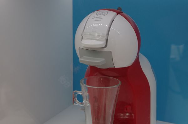 雀巢最小膠囊咖啡機 NESCAFE Dolce Gusto MINI ME 登台，僅需單手就可操作