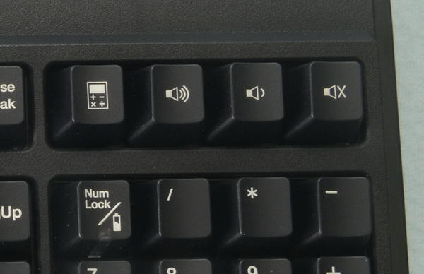 ZIPPY藍牙一對多、有無線共用的機械式鍵盤BW-7050動手玩