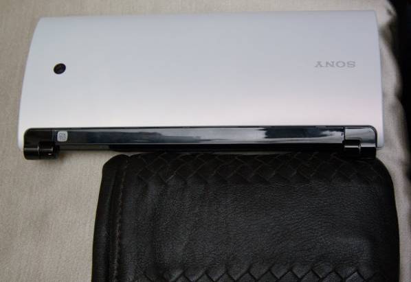 雙螢幕可折疊的 Sony Tablet P 正式登台