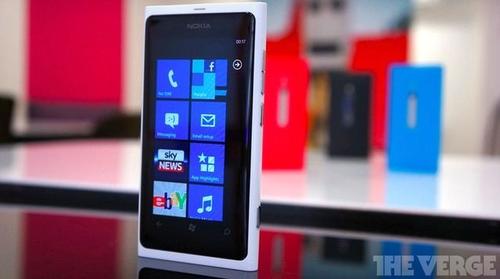 再一款新色版手機，白色 Nokia Lumia800(圖集)