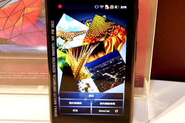 Motorola RAZR XT910，7公釐的硬派手機