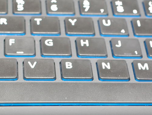 富士通LifeBOOK SH771的鍵盤，是首度採用二次射出的剪刀腳鍵帽？