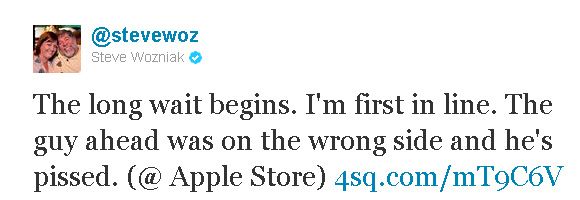 Apple 員工編號第一號，第一個拿到 iPhone 4S 也是很合理的（親自排隊買）
