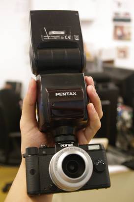 方寸之間的極致，對可換鏡頭與隨身機跨界定義的挑戰，Pentax Q動手玩