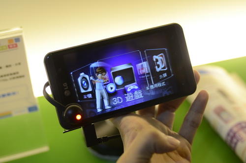 看到LG Optimus 3D以及SE Xperia mini手機蹤影，但不見HTC EVO 3D