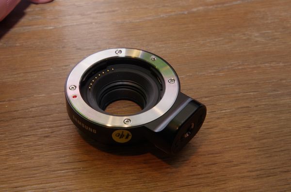 輕巧、輕鬆自拍的 1 吋可換鏡頭新機，三星 NX mini 在台發表