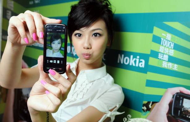 Nokia 5800 XpressMusic的...正妹店員...恩...還有抱枕