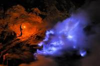 來自地獄？拍攝印尼火山的藍色熔硫火焰