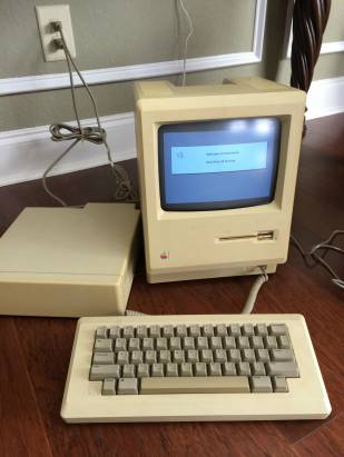 Apple 裝置就是耐用: 收藏 30 年, Mac 首次開箱和開機 [圖庫]