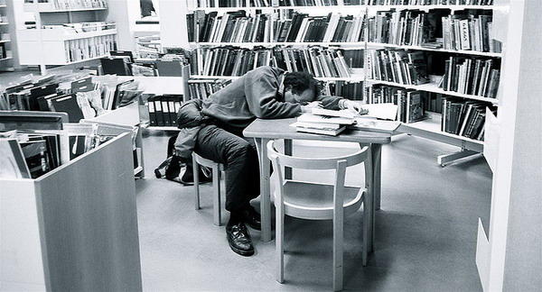 圖書館裏的睡姿百態