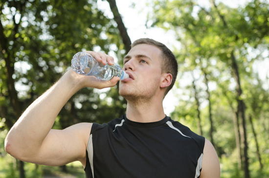 運動中一定要喝水？