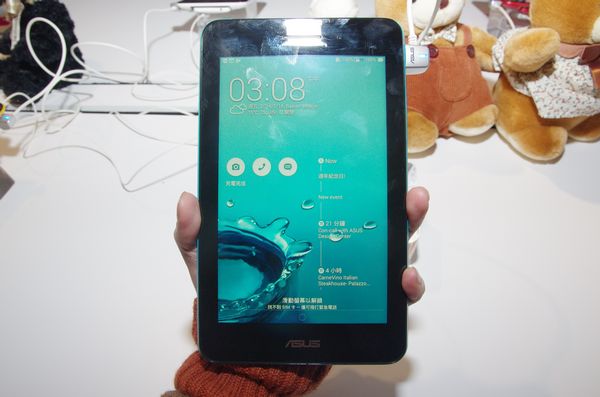 華碩 CES 三款 Atom 手機在台亮相， ZenFone 5 、 6 與 PadFone mini 快速動手玩