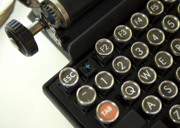 復古打字機外觀的機械式鍵盤