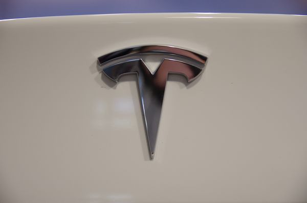 Tesla 將推出目標續航力達 200 英哩的中型房車型電動車 Model 3