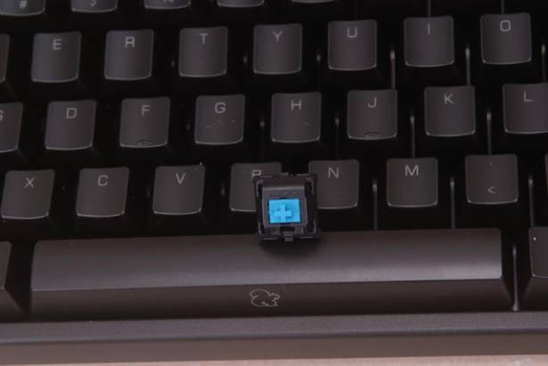 KBtalKing One 發光版特殊軸啟動，並可加購KBtalKing Y Special能以鍵盤對手機輸入文字