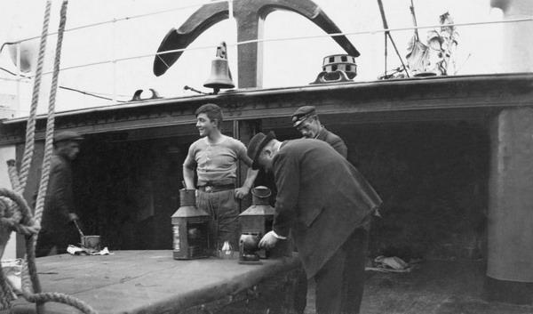 幸運的 Father Browne 與鐵達尼號的海上照片