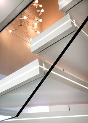 質感與安全兼具～空間中的一大亮點「LED樓梯」