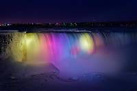 冰封尼亞加拉大瀑布的夜間彩虹