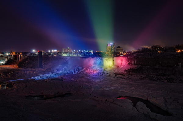 冰封尼亞加拉大瀑布的夜間彩虹