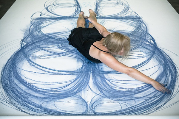 結合舞蹈與視覺藝術，不斷循環的物理運動創作