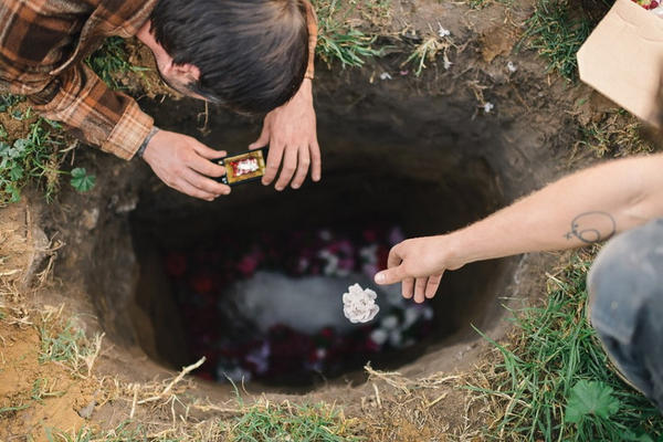 攝影師鏡頭紀錄愛犬的送別葬禮
