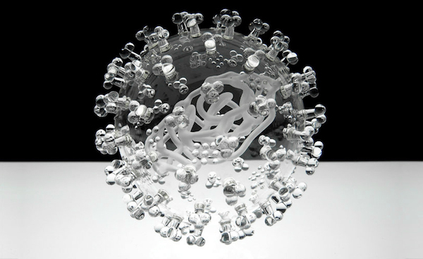 病毒與細菌也能超級美！Luke Jerram的精緻玻璃雕塑作品