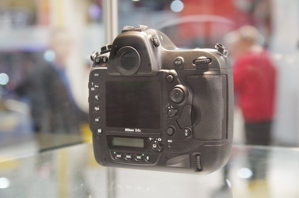 CES 2014 ： Nikon 於攤位靜靜展出規格不明的 D4s 旗艦單眼