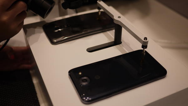 喔！是香蕉機的下一代：LG G Flex 六吋彎曲螢幕手機