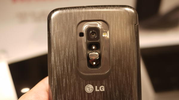 喔！是香蕉機的下一代：LG G Flex 六吋彎曲螢幕手機