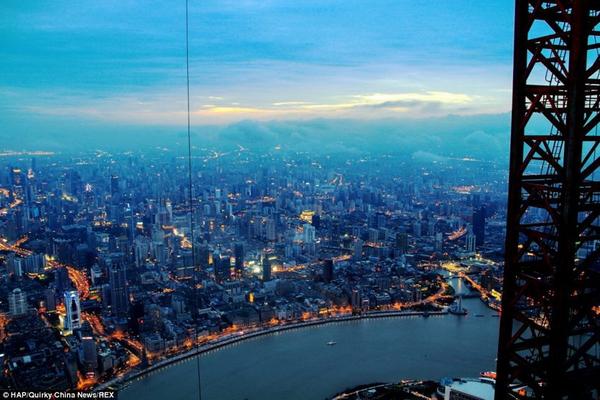 上海起重機工人拍攝 2000 尺高空下的壯麗景觀
