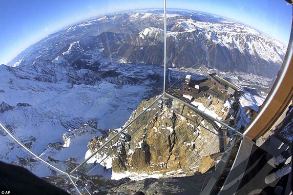 挑戰瀕死經驗！架空在 4,000 公尺高空中的玻璃屋