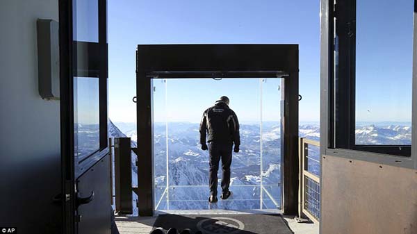挑戰瀕死經驗！架空在 4,000 公尺高空中的玻璃屋