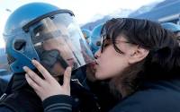 這真的是愛與和平之吻？相片中女大學生被指性侵犯