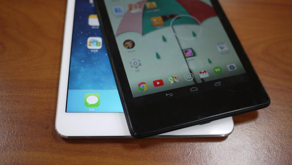 iPad mini Retina 和 Nexus 7 2013 平板電腦外觀比較